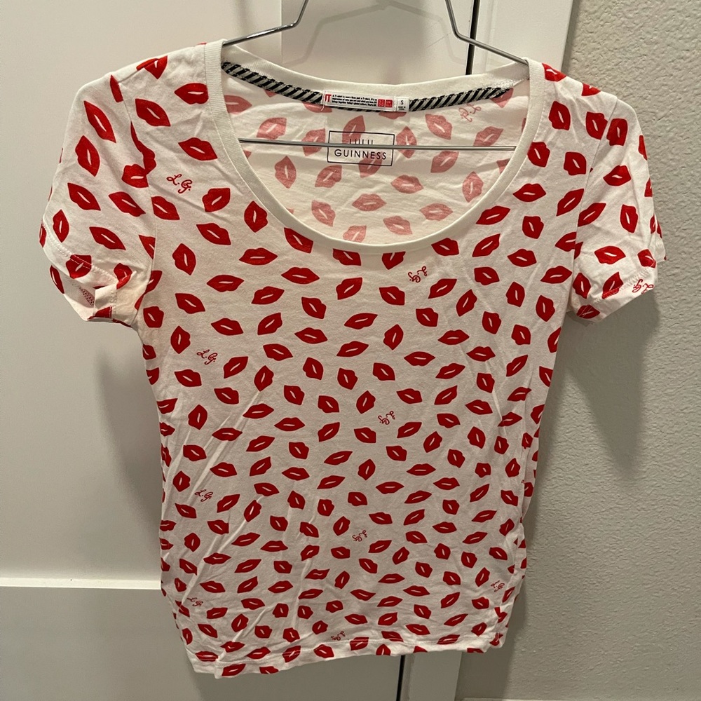 Uniqlo lips tee